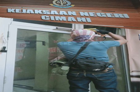 teknisi pasang akses pintu